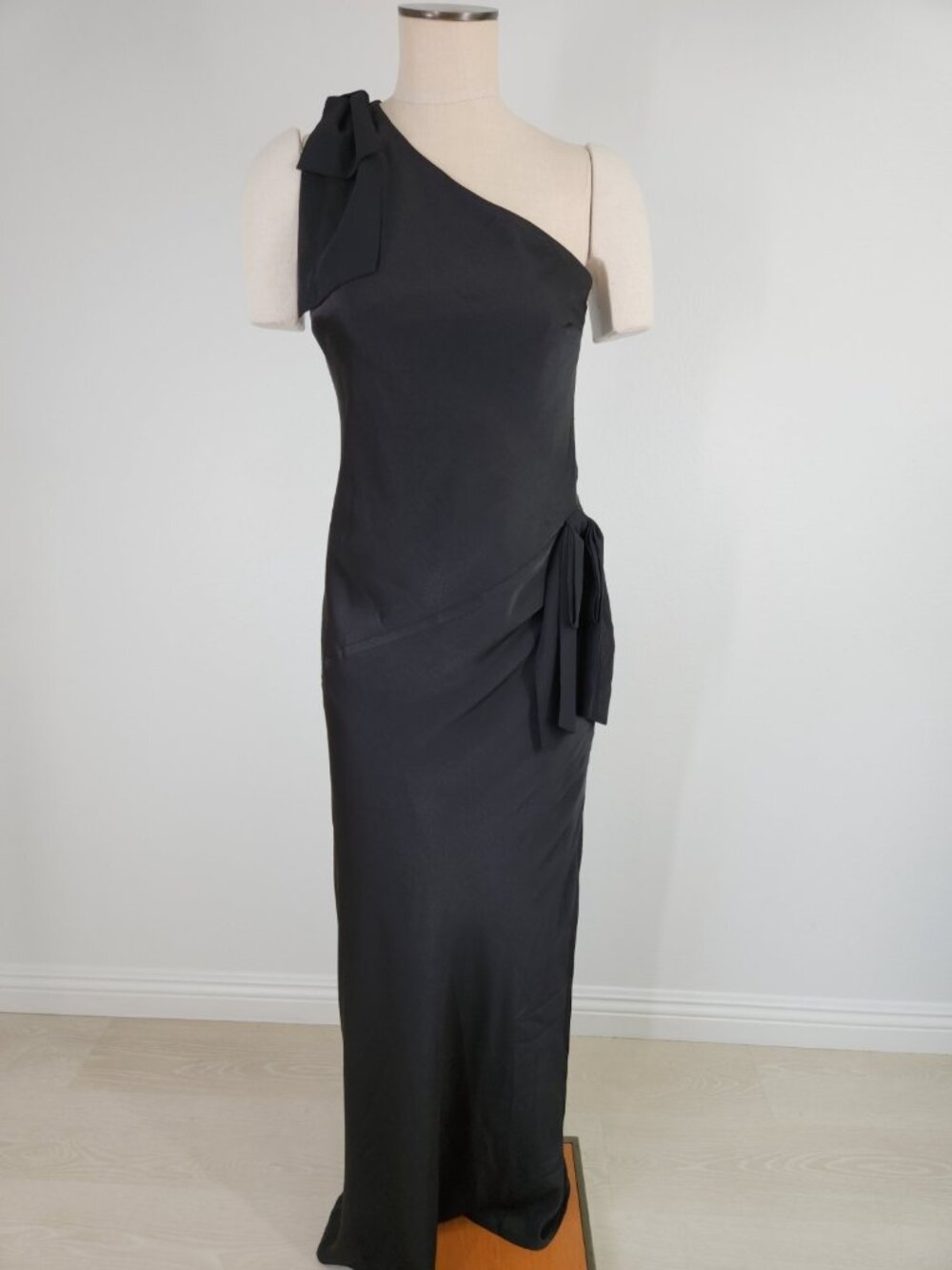 WAYF x Sara Walker Audrey One-Shoulder Black Satin Maxi Dress Size Small - Picture 2 of 13